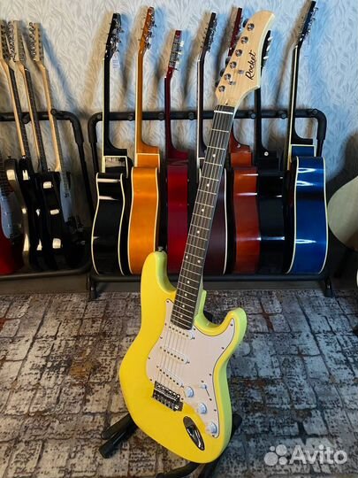 Аренда жёлтой электрогитары для выступлений