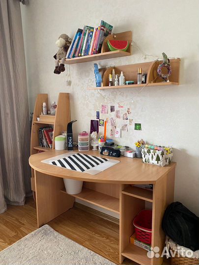 Письменный стол в детскую комнату
