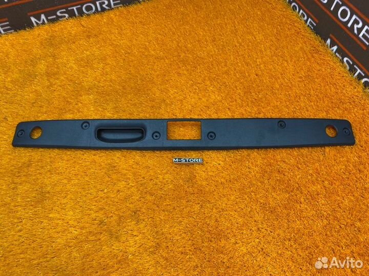 Накладка замка багажника Mercedes-Benz E-Class