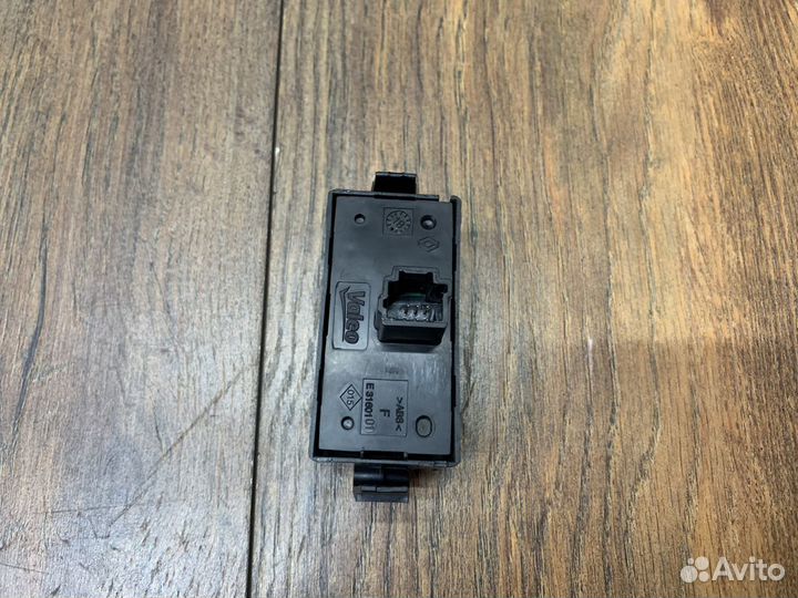 Renault Logan 2 Кнопка аварийной сигнализации