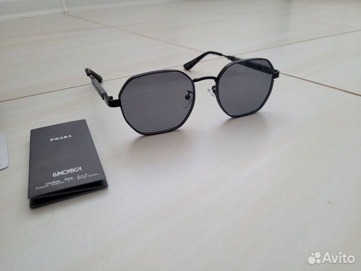 Солнцезащитные очки Prada