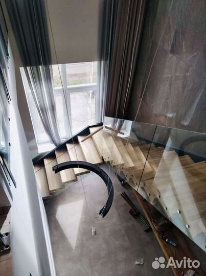 Лестница из дерева и металла