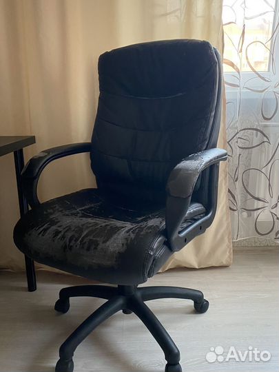 Офисное кожаное кресло