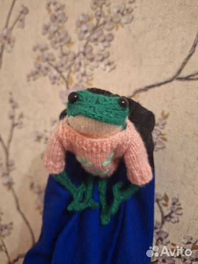 Вязаный лягушонок в свитере на выбор