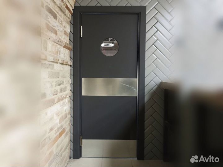 Дверь маятниковая для ресторана