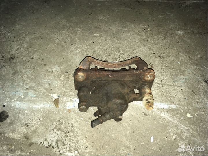 Задний левый суппорт Subaru Legacy B11