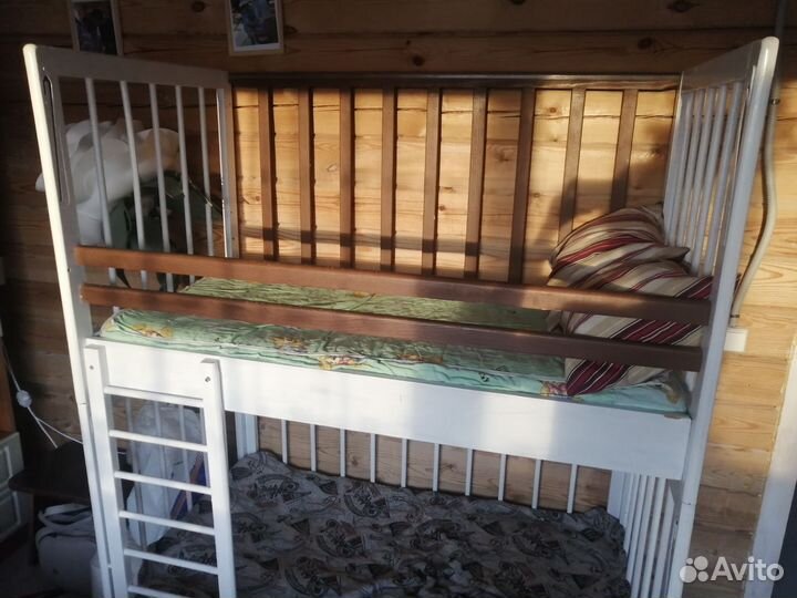 Двухъярусная кровать с матрасами