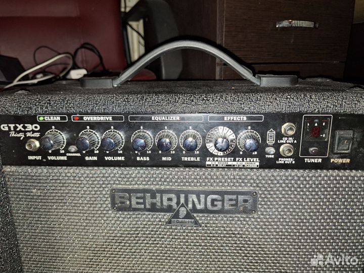 Комбоусилитель Behringer gtx30