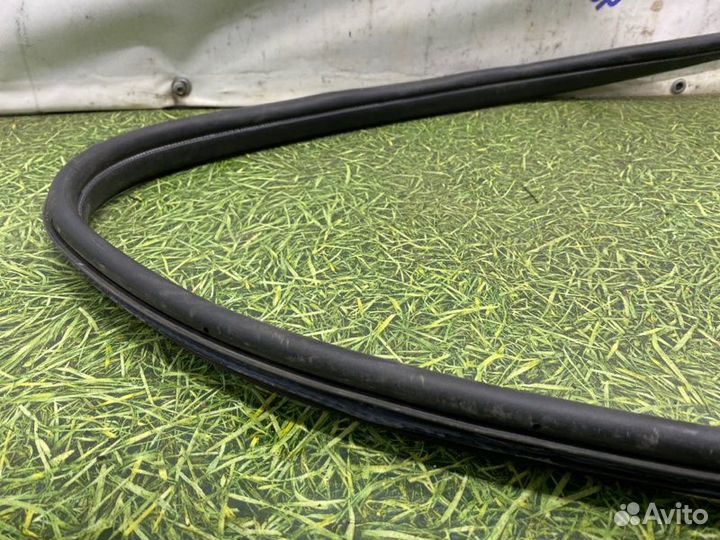 Уплотнительная резинка боковой двери передняя