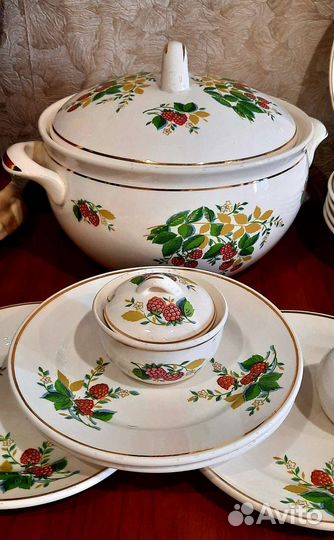 Набор столовой посуды фарфор зик Земляника
