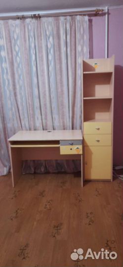 Комплект мебели : пенал и письменный стол