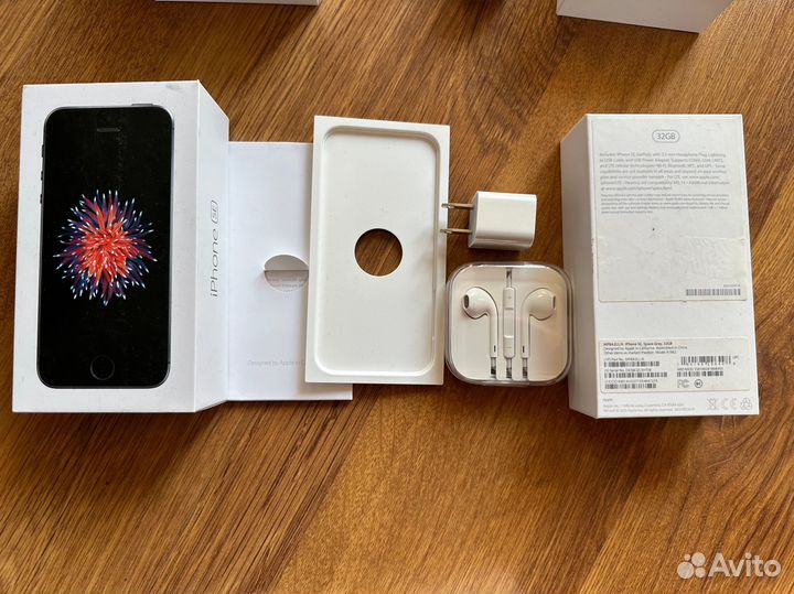 Коробка от iPhone SE (EarPods, зарядник)