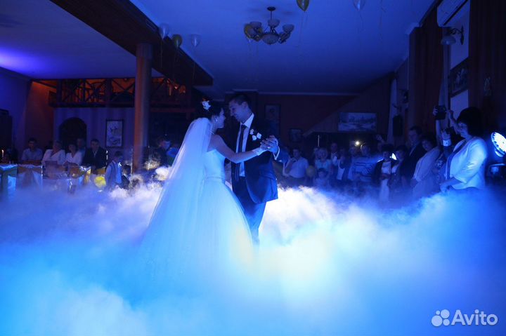 Тяжелый дым, холодные фонтаны, свет