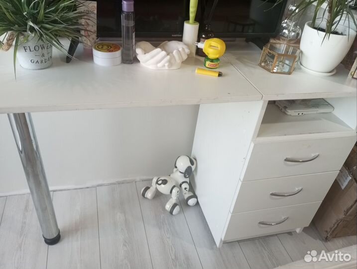 Маникюрный стол