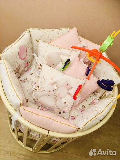 Детская кроватка с маятником круглая