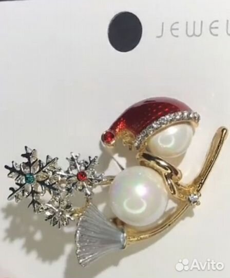 Брошь в виде снеговичка