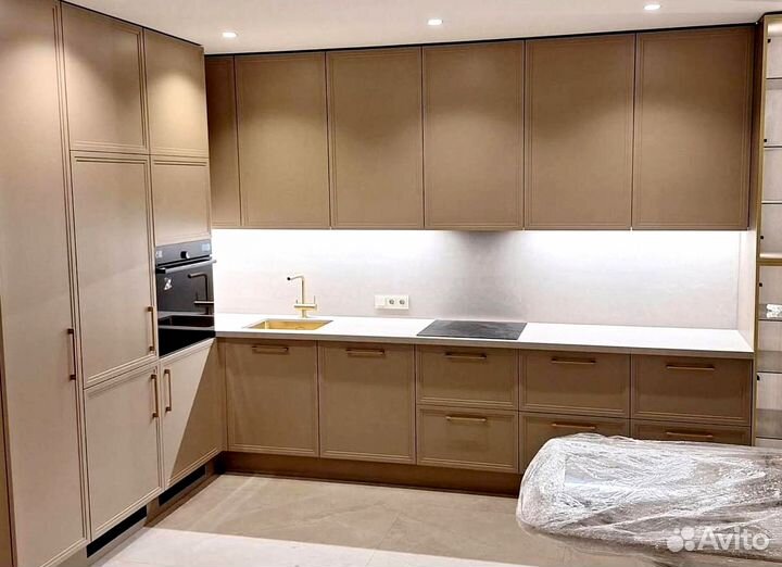 Угловая кухня на заказ до потолка