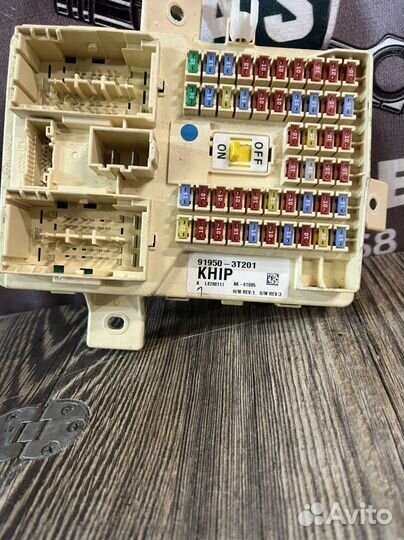 Блок предохранителей салонный Kia quoris 3.8