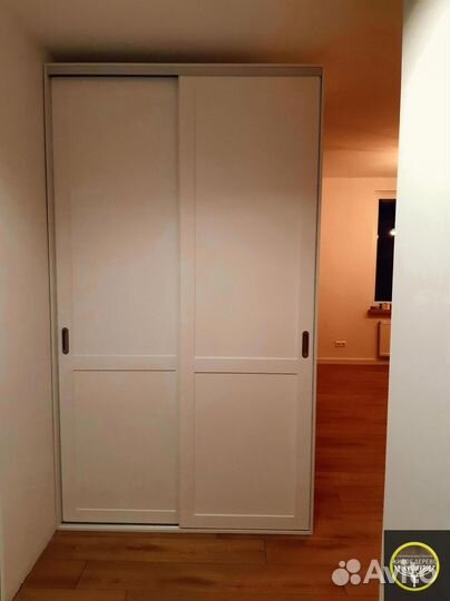 Шкаф-купе нoвый из натуpальнoгo дepeва