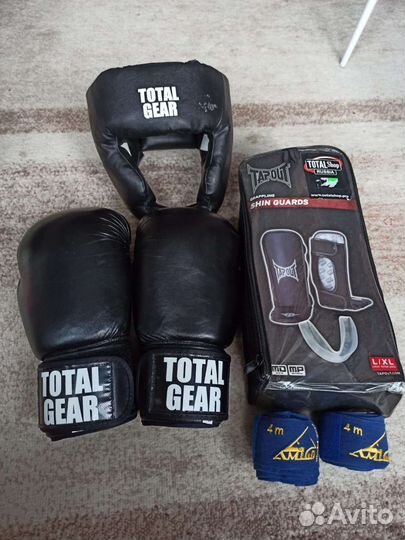 Перчатки и шлем боксерские