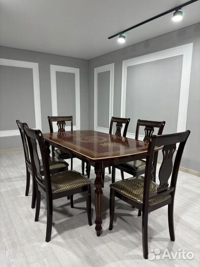 Стол и стулья
