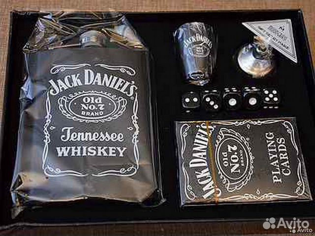 Джек дэниэлс подарочный набор с 2 стаканами. Набор jack daniels. Подарочный набор виски джек дэниэлс. Джек дэниэлс шоколадный виски. Набор фляжка с рюмками подарочный.