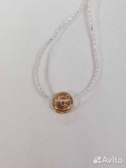 Золотая подвеска с камнем