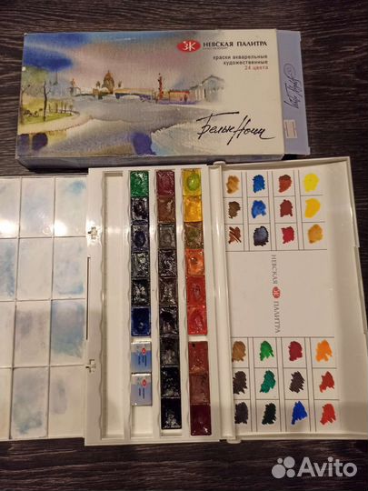 Художественные принадлежности контейнером