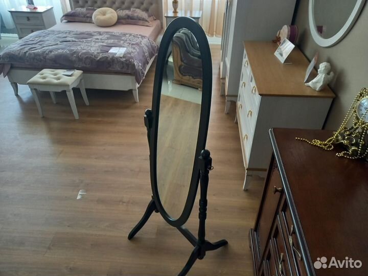 Зеркало напольное в деревянной раме