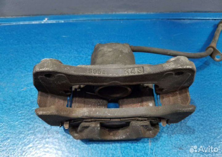 Суппорт передний Mitsubishi Grandis NA4W