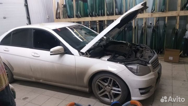 Лобовое стекло Mercedes w204