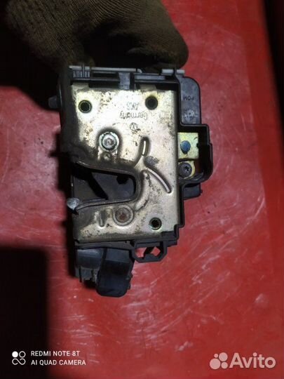 Замок двери задний левый Volkswagen Vento