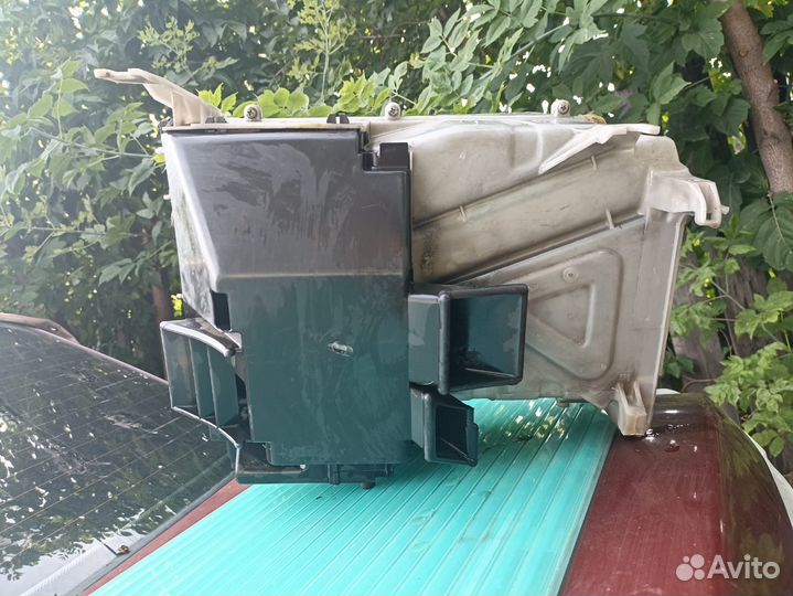 Корпус радиатора печки Nissan avenir 1992