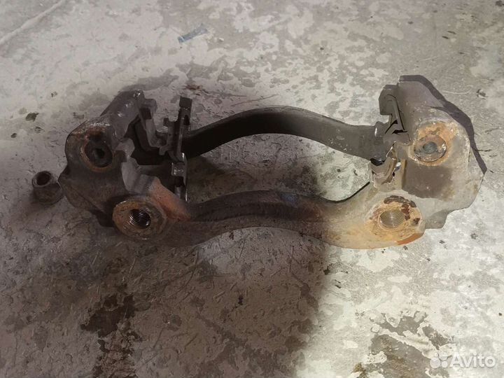 Скоба суппорта передняя левая Peugeot Boxer 250