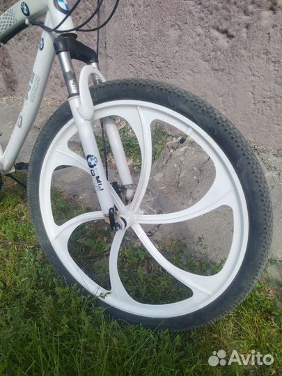 Велосипед на литых дисках BMW