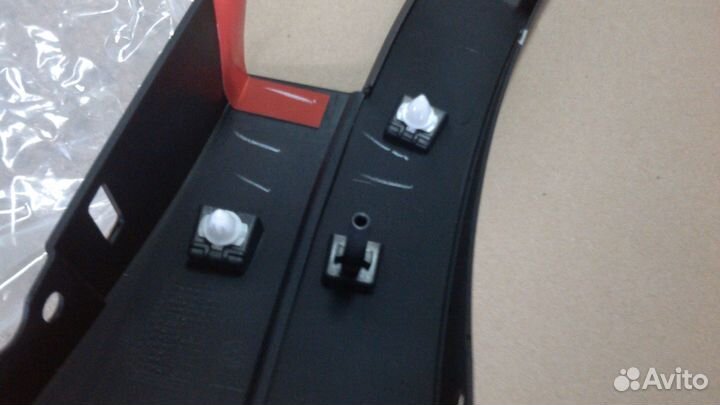 В наличии Накладка переднего левого крыла