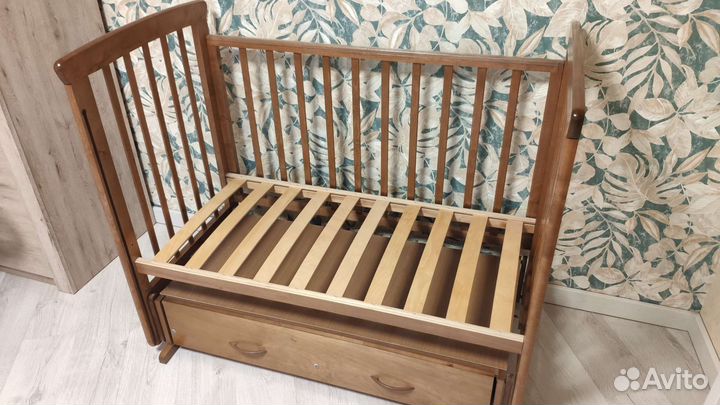 Детская кроватка с маятником