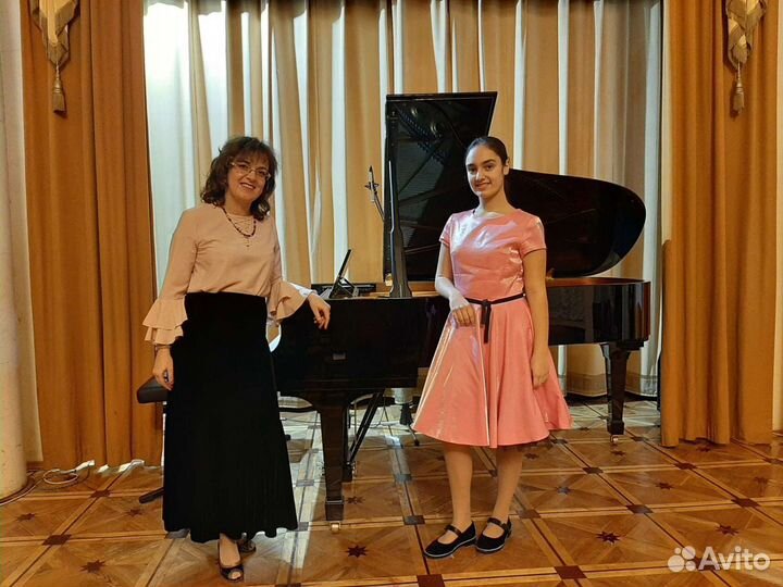 Репетитор по игре на фортепиано