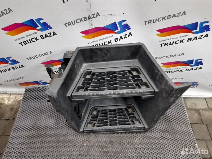 Подножка левая в сборе Renault T