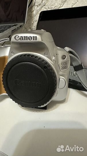 Фотоапарат Canon EOS 200d