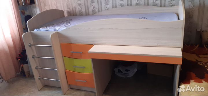 Двухъярусная кровать со шкафом и столом