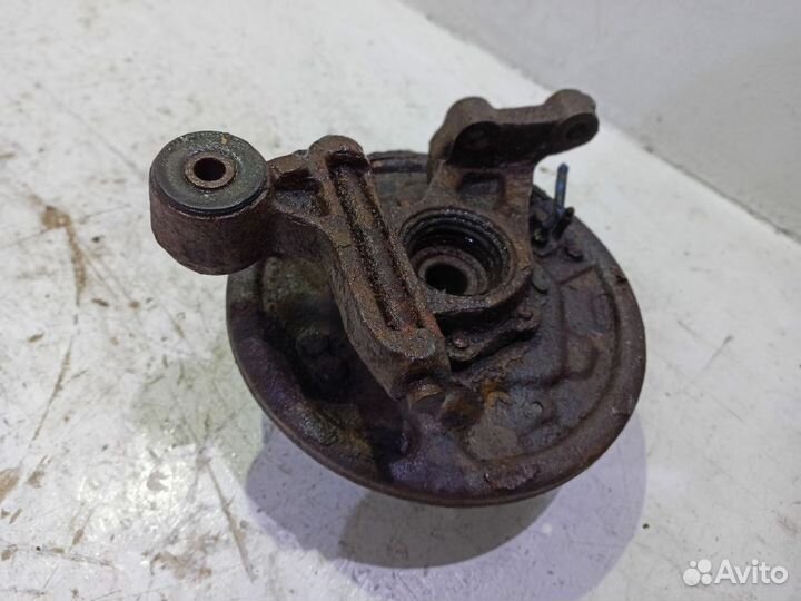 Кулак задний правый Субару