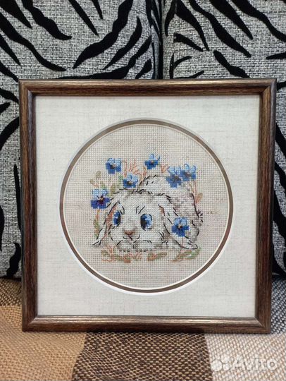 Много красивых вышивок, игольницы