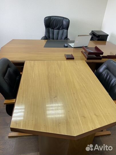 Стол руководителя с брифингом + кресло