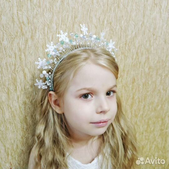 Новогодний ободок из бусин Снежинка