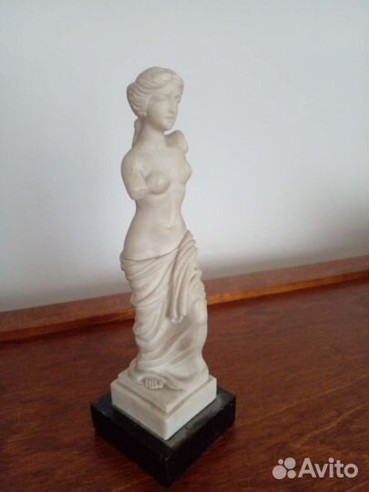 Статуэтка Венера и греческая вазочка