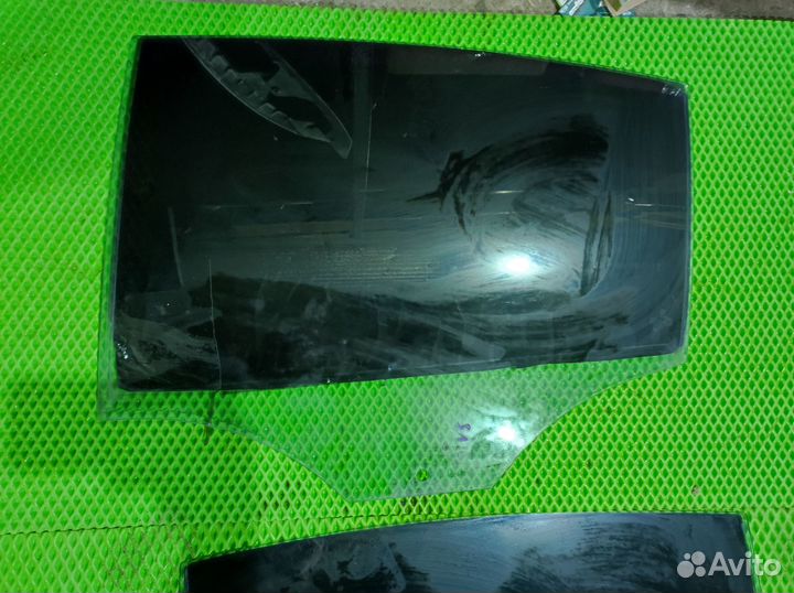 Стекло двери заднее левое Volkswagen Passat B6