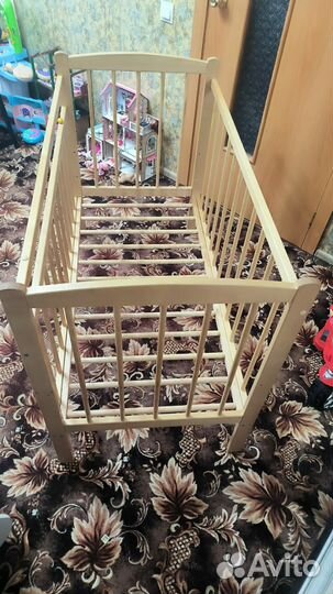 Детская кроватка с маятником