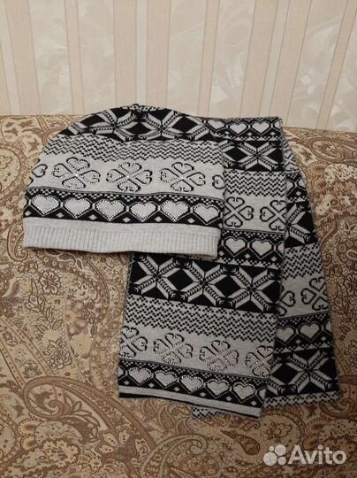 Женская вязаная шапка и шарф