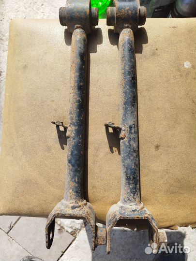 2 поперечных рычага задней подвески